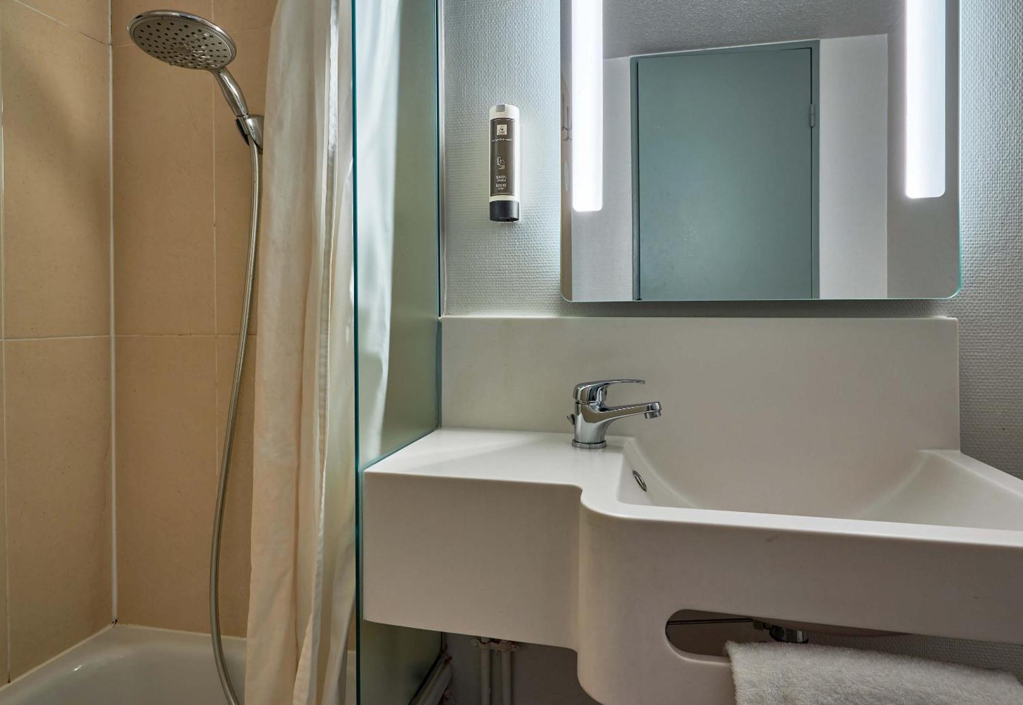 B&B Hotel Cherbourg Esterno foto