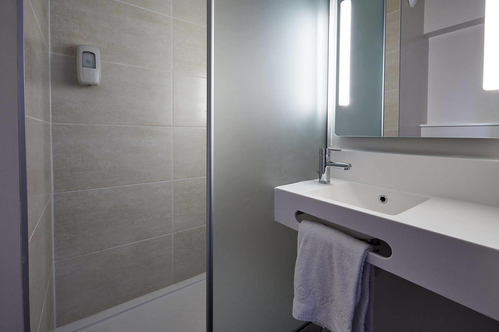 B&B Hotel Cherbourg Esterno foto